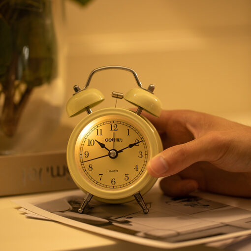 Đồng hồ báo thức Deli 9024 - Kiểu dáng cổ điển mặt số to rõ dễ nhìn